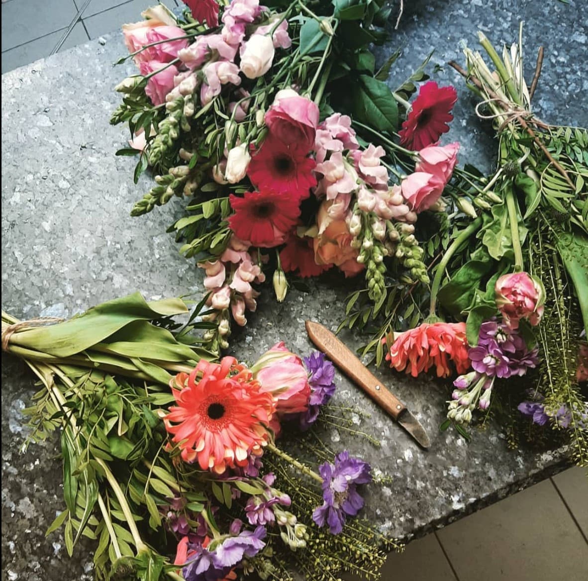 Bloemen op werkblad met mes