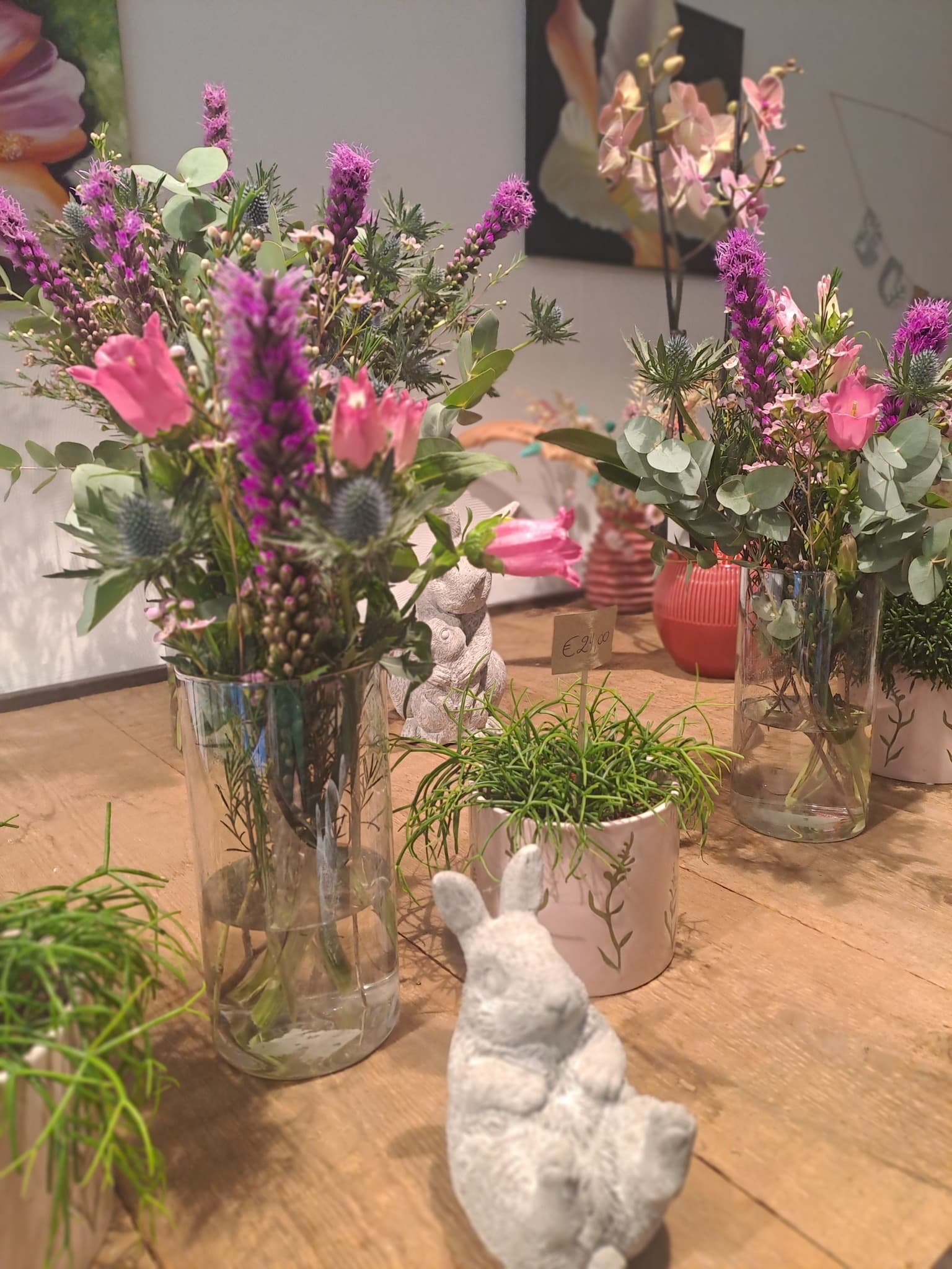 Vazen met paarse bloemen